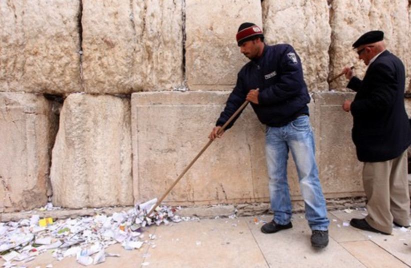 Pessah cleaning at the Western Wall