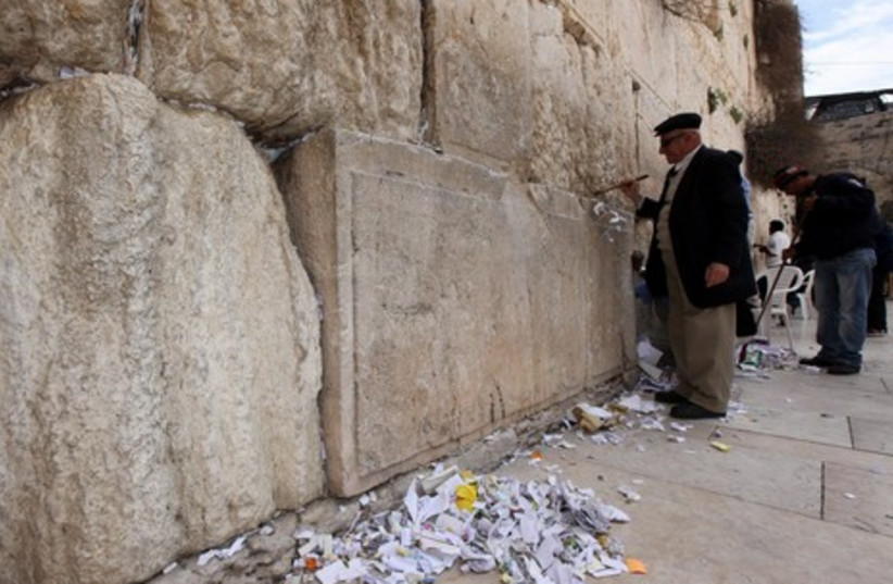 Pessah cleaning at the Western Wall