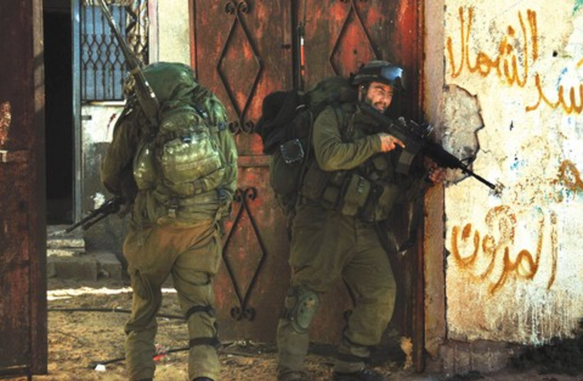 IDF soldiers in Gaza Strip, Cast Lead 521 (R) (photo credit: DORON KEREN / IDF / REUTERS)