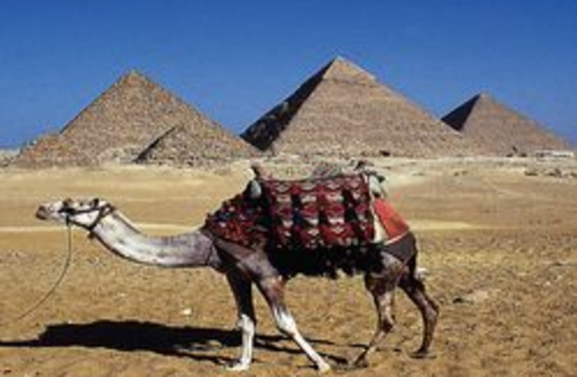Trivia pic Giza pyramids (photo credit: Toni Stroud/Chicago Tribune/MCT)