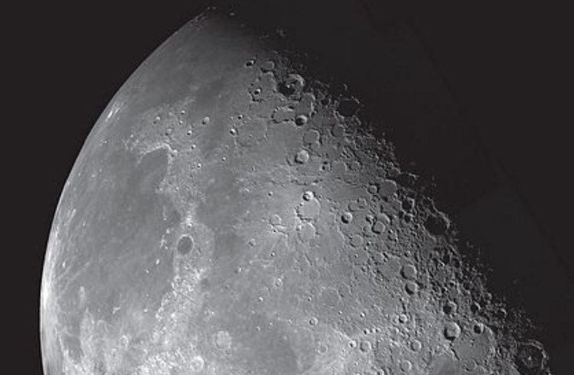 Moon 521 black and white (photo credit: NASA)