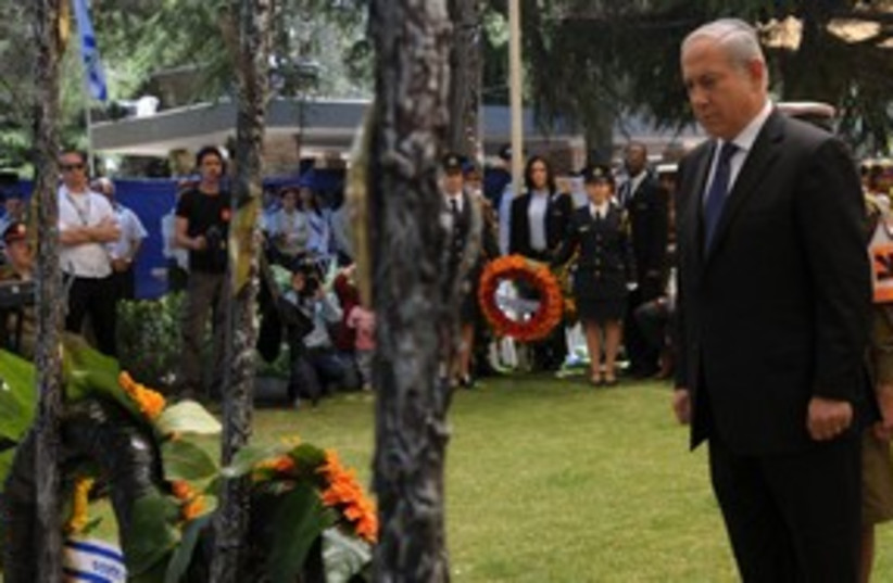netanyahu at remembrance day ceremony_311 (photo credit: Amos Ben Gershom/GPO)