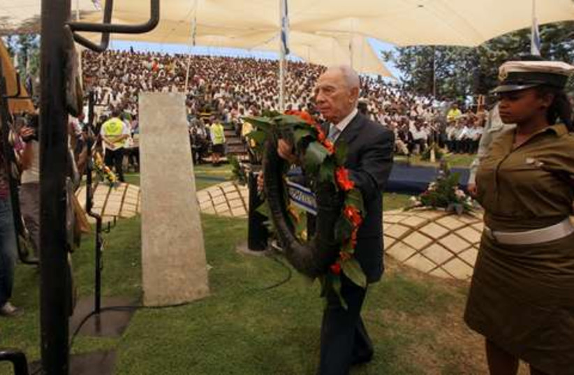 Ethiopians and Shimon Peres Jerusalem Day 521 (photo credit: Marc Israel Sellem)
