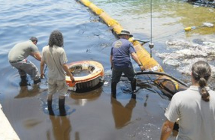 oil spill 311 (photo credit: (www.yarok.gov.il))