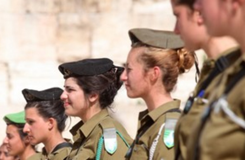 Female IDF soldiers at western wall (photo credit: Marc Israel Sellem)