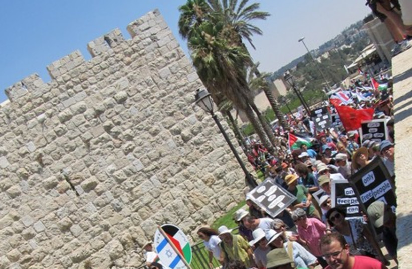 Thousands march in J'lem for Palestinian state
