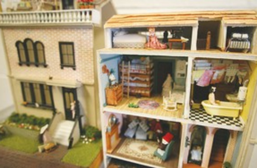 Miniature Homes_311 (photo credit: MCT)