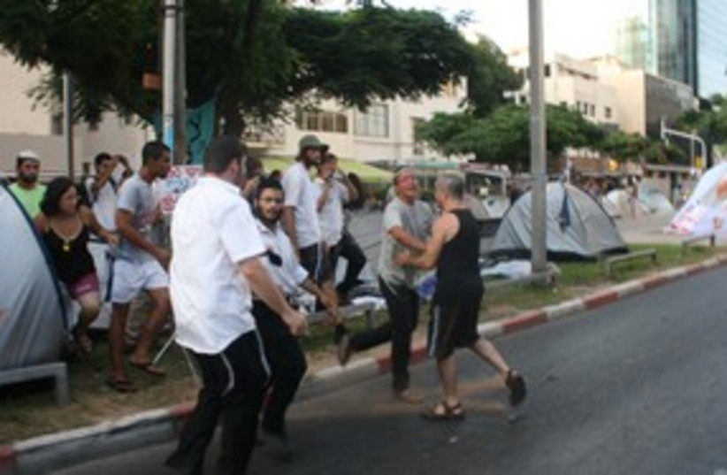 Settlers clash with protesters on Rothschild 311 (photo credit: Ben Hartman)