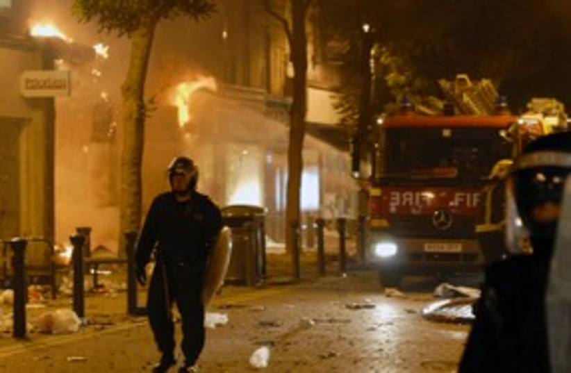 London police officer stands guard over firefighters R 311 (photo credit: REUTERS/Jon Boyle)