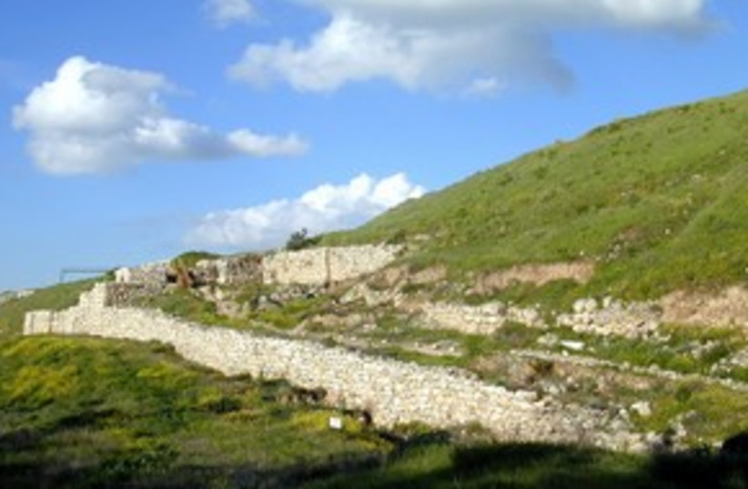 Tel Lachish 311 (photo credit: BiblePlaces.com)