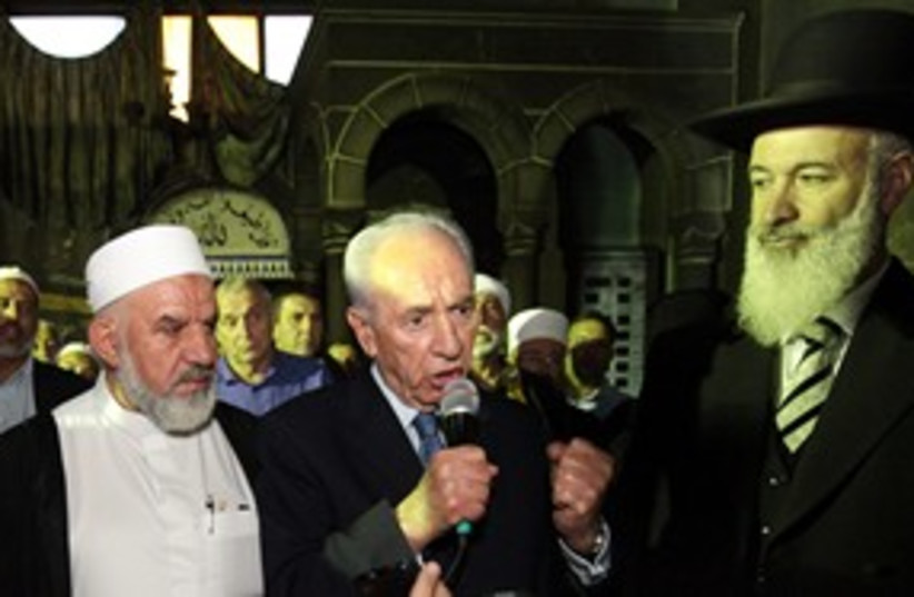 Peres at Tuba Zangria 311 (photo credit: Amos Ben-Gershom/GPO)