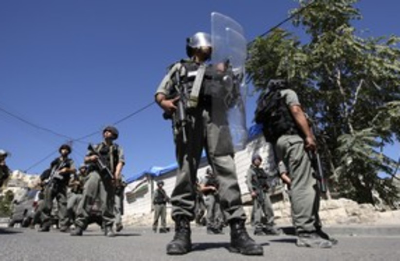 Border Police forces 311 (R) (photo credit: Ammar Awad / Reuters)