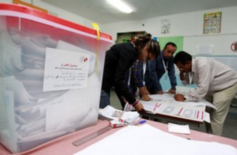 Election workers count ballots in Tunisia 311 (R) (photo credit: REUTERS/Zoubeir Souissi)