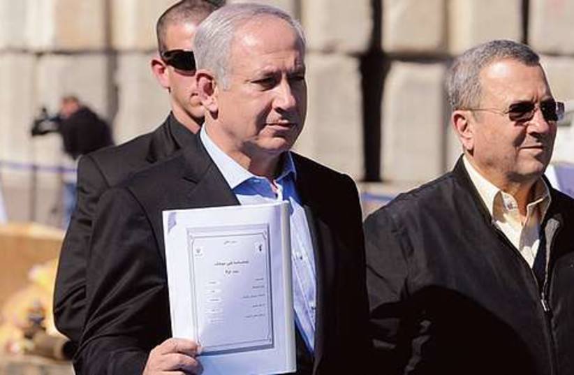 Netanyahu holding document 521 (photo credit: Courtesy/Wikicommons)