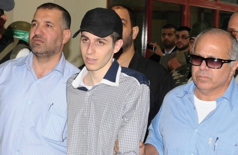 Gilad Schalit escorted 521 (photo credit: REUTERS)