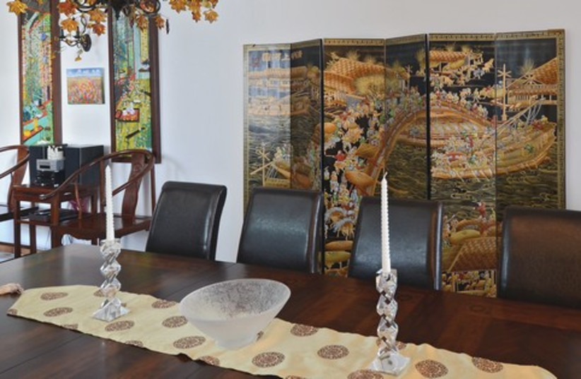 Isaac Ofek's Asian-themed living room 521 (photo credit: Uriel Messa)
