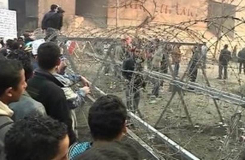 Egypt protest tahrir barbed wire 311 (photo credit: REUTERS)