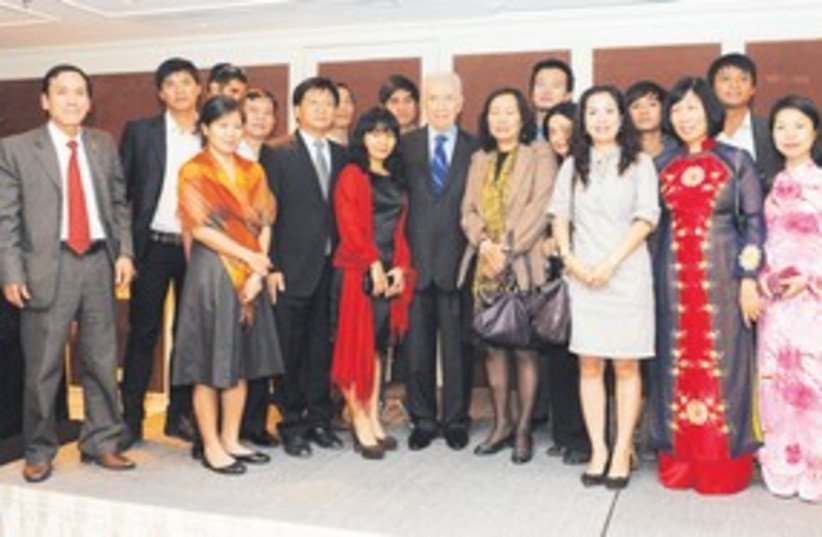 Peres with Vietnamese students 311 (photo credit: Mark Neiman/GPO)