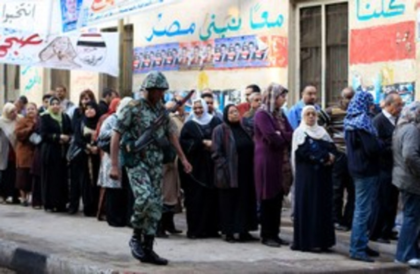 Egyptian soldier guards as Egyptians line up to vote 311 (R) (photo credit: REUTERS/Ahmed Jadallah)