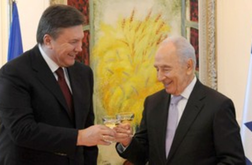 Peres with Ukrainian President Yanukovych 311 (photo credit: Mark Neiman/GPO)