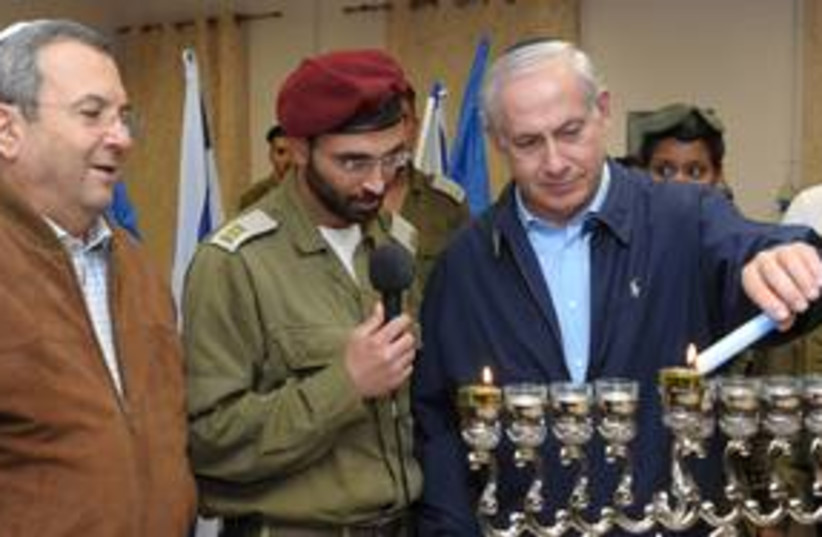 PM Netanyahu lights Hanukka candles at Efraim IDF base 311 (photo credit: Amos Ben-Gershom/GPO)