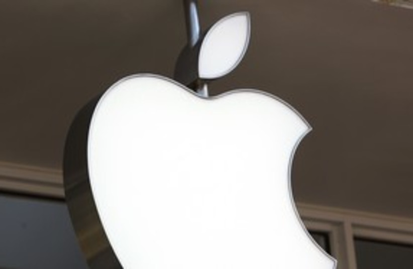 Apple logo 311 (photo credit: REUTERS/Yuri Gripas)