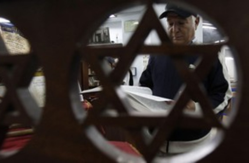 Tunisian Jew prays in synagogue_311 (photo credit: Reuters/Zoubeir Souissi)