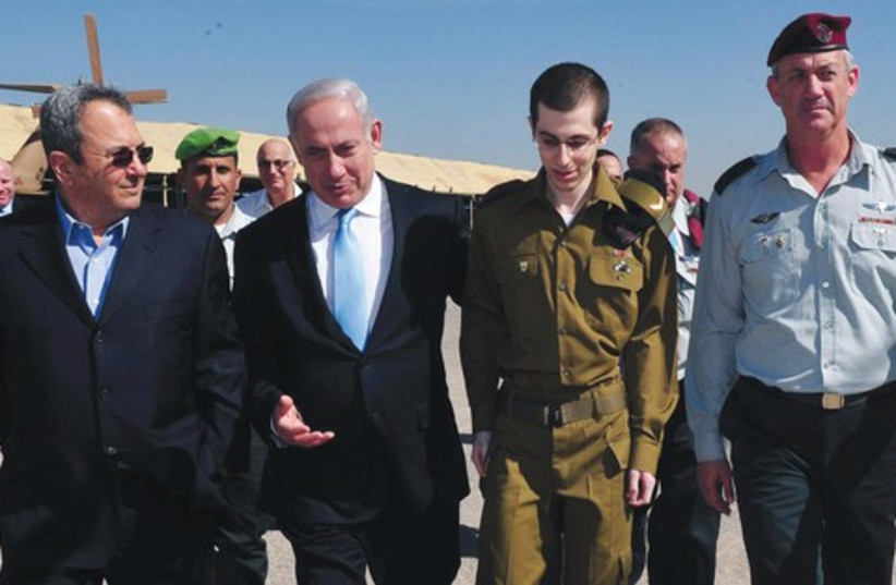 Gilad Schalit, Barak, Netanyahu, Gantz (photo credit: Reuters)