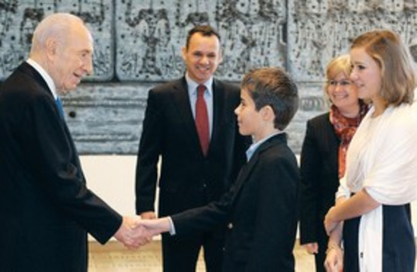 Peres meets diplomat families 311 (photo credit: Mark Neiman/GPO)