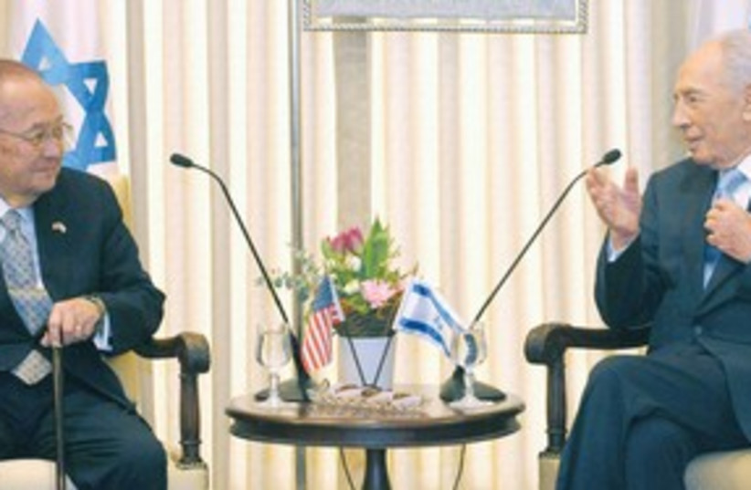 Peres meets Daniel K. Inouye 311 (photo credit: GPO)