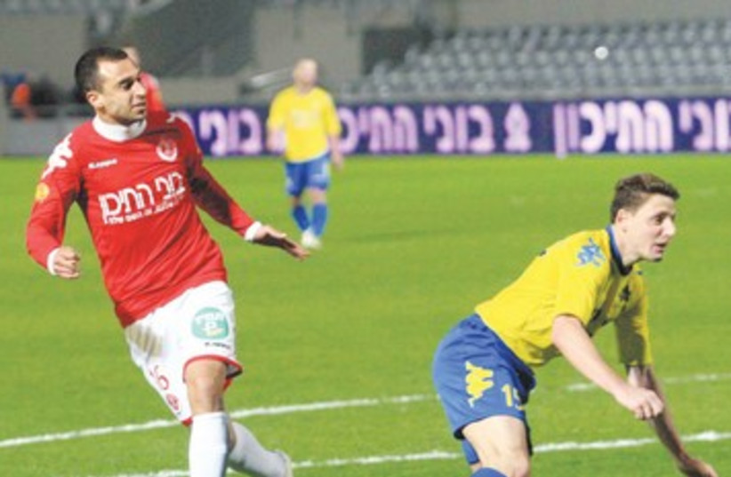 Omer Damari playing against Maccabi Yavne 390 (photo credit: Adi Avishai)