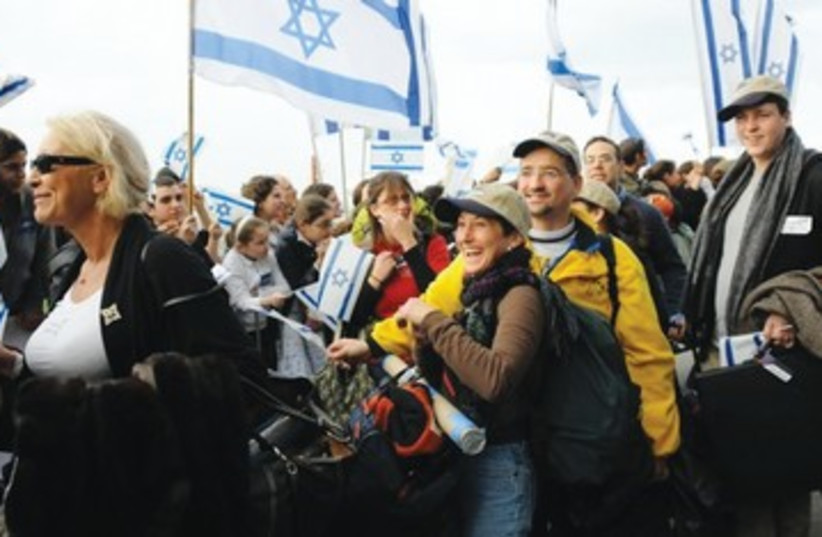 New Olim Israeli flags celebration zionist 390 (photo credit: Elle Yahalom)