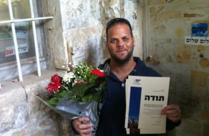 Flowers from Yesha delivered to Peace Now 390 (photo credit: Courtesy of Yesha Council)