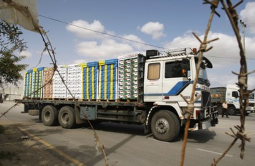 Truck carrying fruit leaves Kerem Shalom crossing point 390 (photo credit: REUTERS)