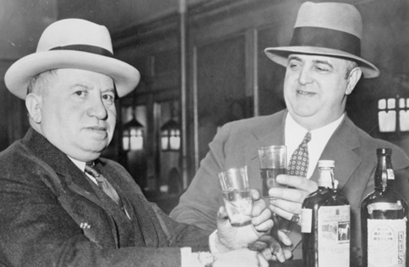 Izzy Einstein, Moe Smith share a toast in a NY bar in 1935  (photo credit: US Library of Congress/ Wikimedia)