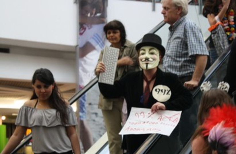 Female protesters warns she'll hack gov't sites