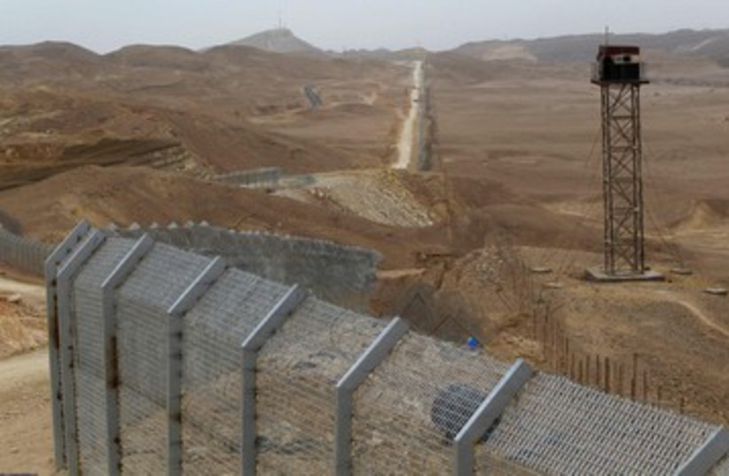 Sinai border fence 370 (photo credit: Reuters/ BAZ RATNER)