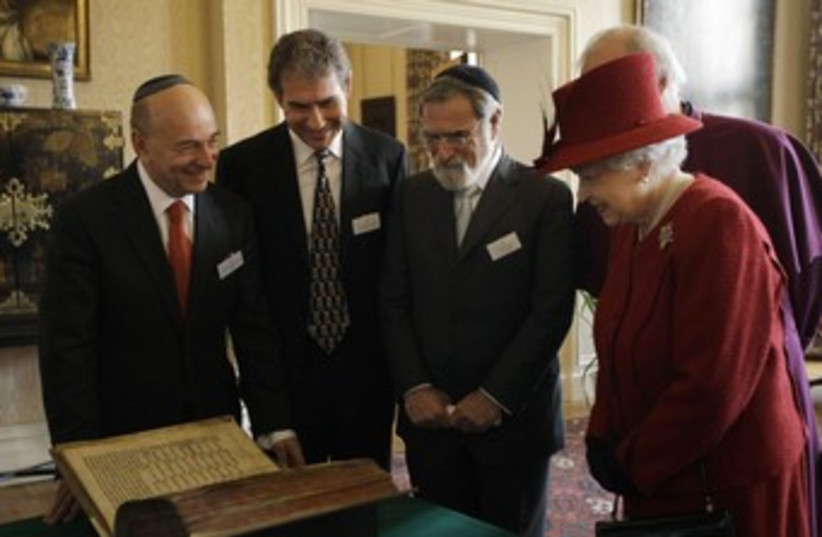 Queen Elizabeth with Vivian Wineman, Jewish leaders 370 (R) (photo credit: REUTERS)