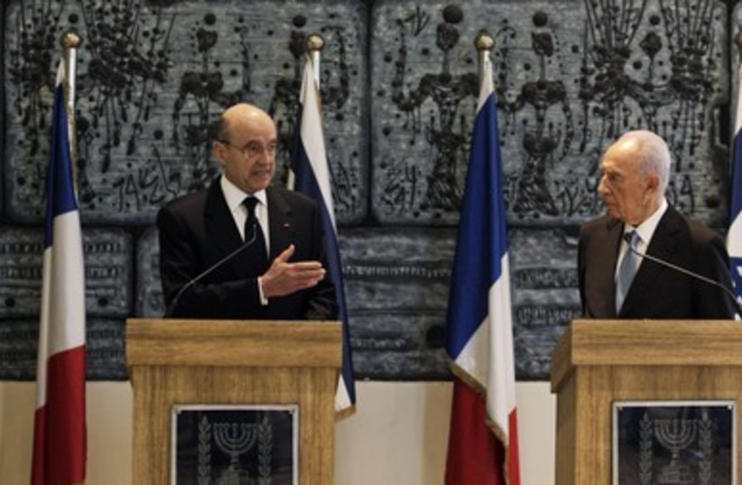 Peres and Juppe meet (photo credit: REUTERS/Darren Whiteside)