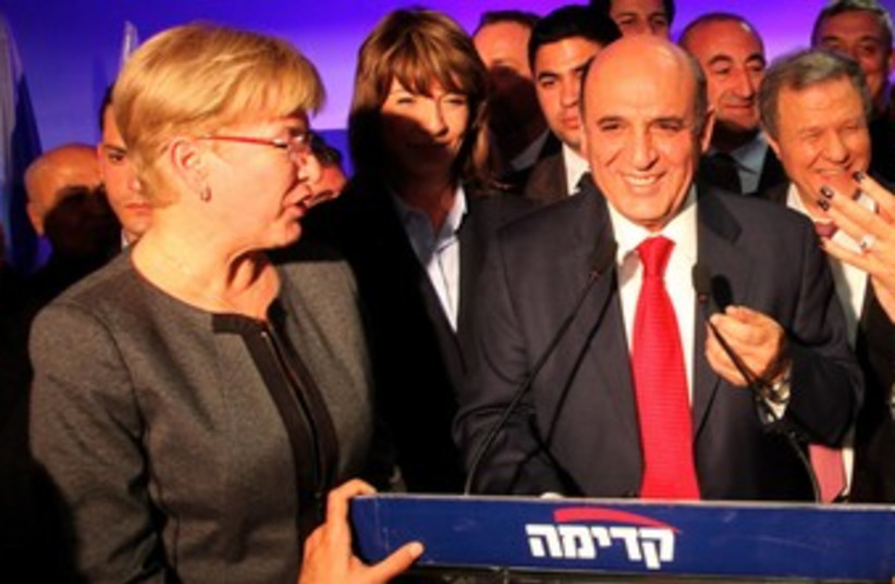 Smiling Shaul Mofaz wins Kadima primary 370 (photo credit: Marc Israel Sellem)