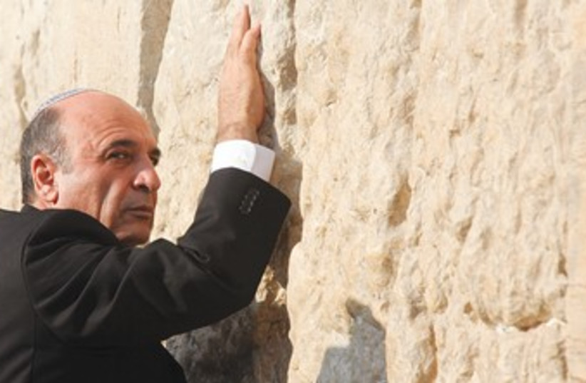 Shaul Mofaz at the Western Wall 370 (photo credit: Marc Israel Sellem/The Jerusalem Post)