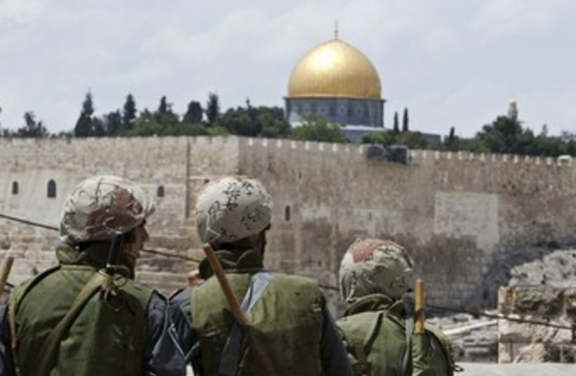 Border Police near the Old City of Jerusalem 370 (R) (photo credit: NIR ELIAS / Reuters)