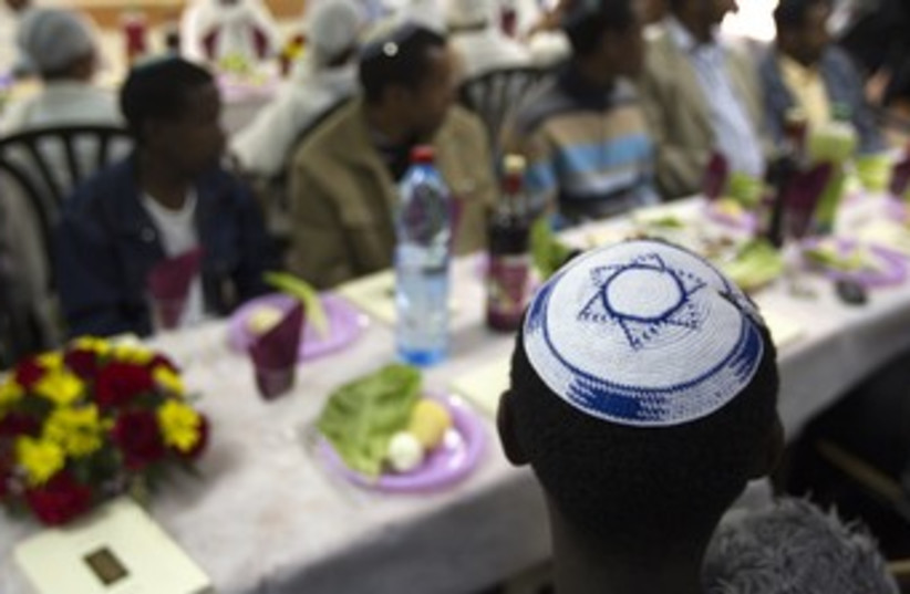 Ethiopians at Passover seder 370 (photo credit: REUTERS/Ronen Zvulun)