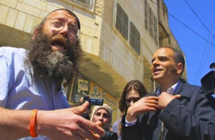Baruch Marzel argues with Palestinian tour guide in Hebron  (photo credit: Tovah Lazaroff)
