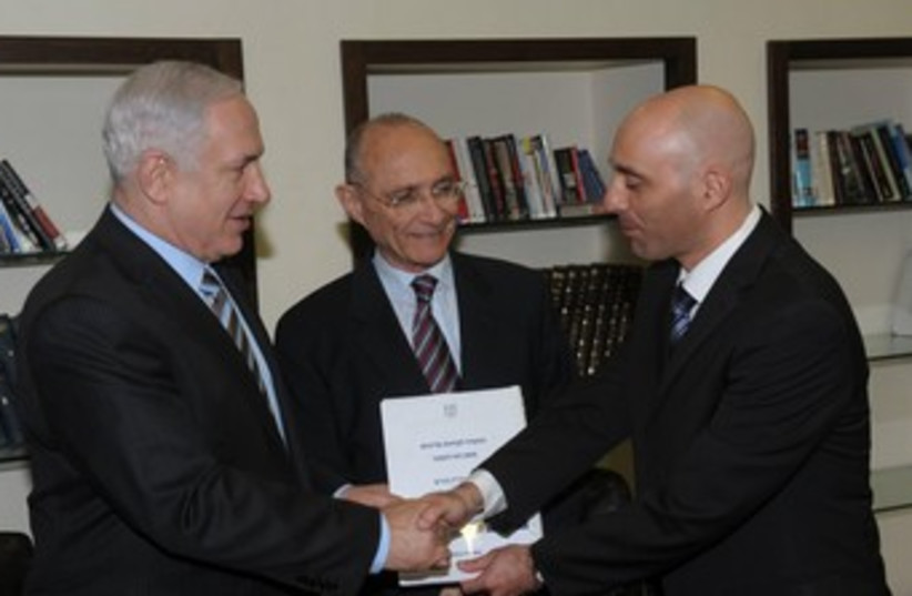Binyamin Netanyahu , Uzi Landau recieve natural gas report   (photo credit: Amos Ben Gershom/ GPO)