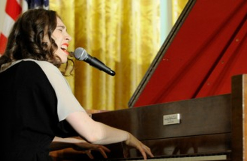 Regina Spektor sings at a reception 370 (photo credit: REUTERS/Jonathan Ernst)