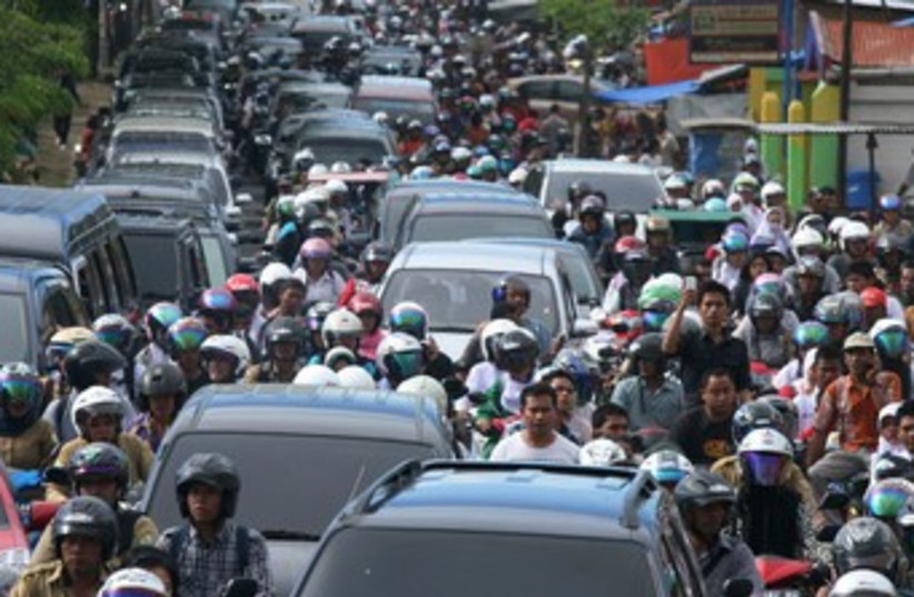 Tsunami warning evacuation in Indonesia 370 (photo credit: REUTERS)