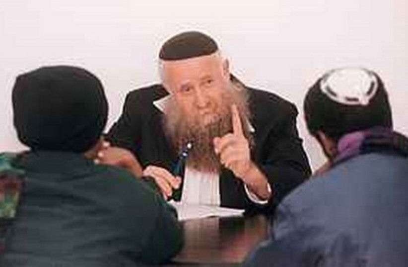 Rabbi teaching converts (photo credit: Ariel Jerozolimski )