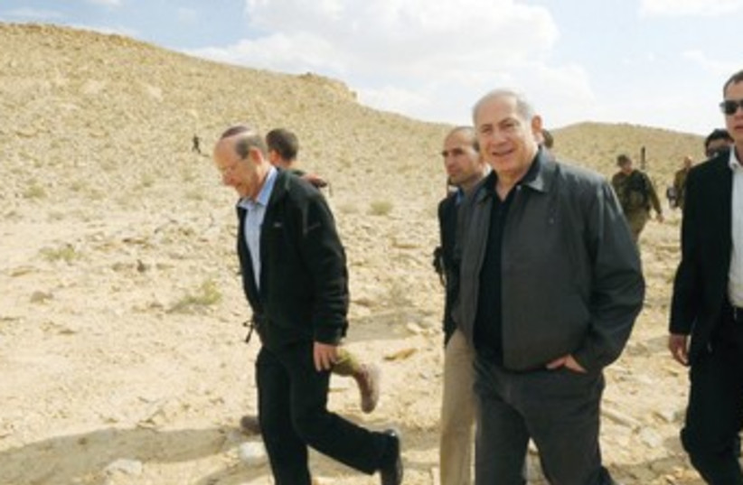 Otniel Schneller tours Egyptian border with Netanyahu 370 (photo credit: Courtesy Otniel Schneller’s Office)