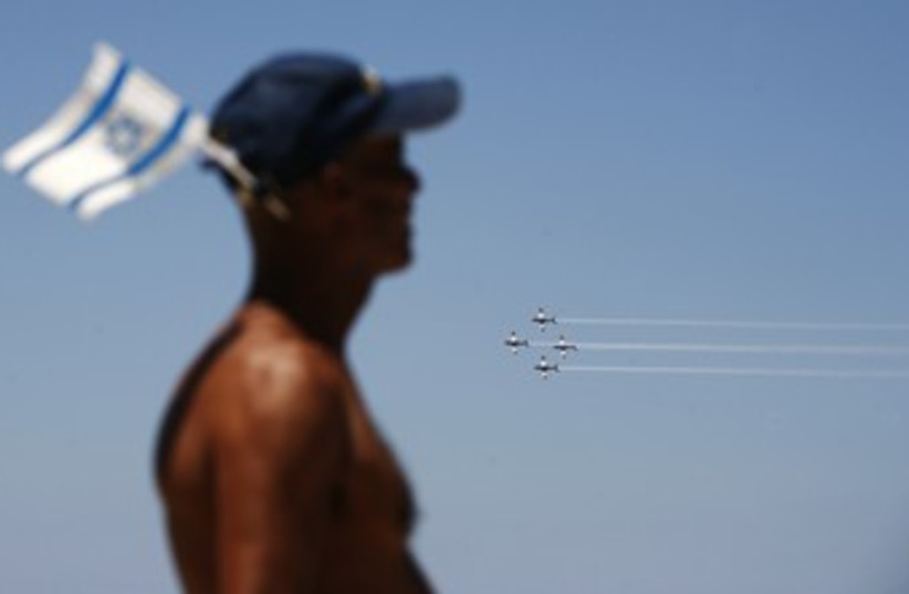 IAF flyover Tel Aviv beach Independence Day 370 (R)  (photo credit: Baz Ratner / Reuters)